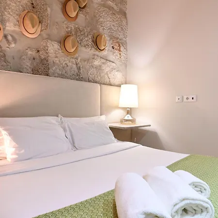 On - Free Parking & Pet Friendly Apartment