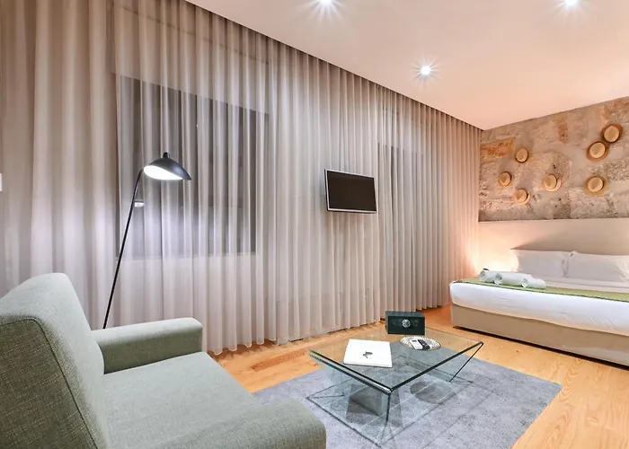 On - Free Parking & Pet Friendly Apartment