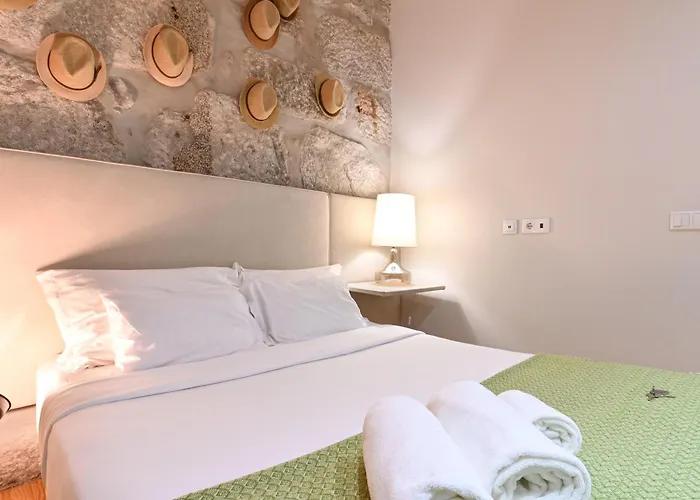 On - Free Parking & Pet Friendly Apartment